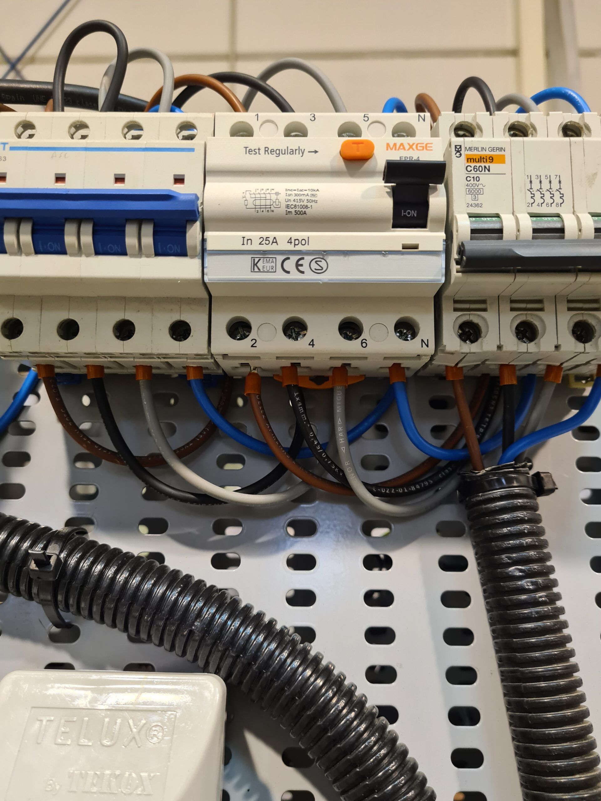 foto de cuadro eléctrico trifásico para alumbrado