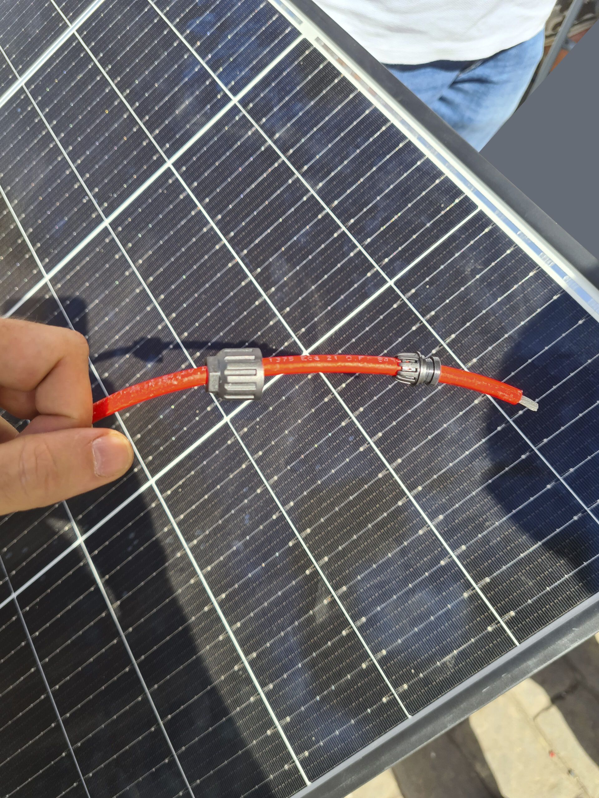 foto de crimpado de cable solar