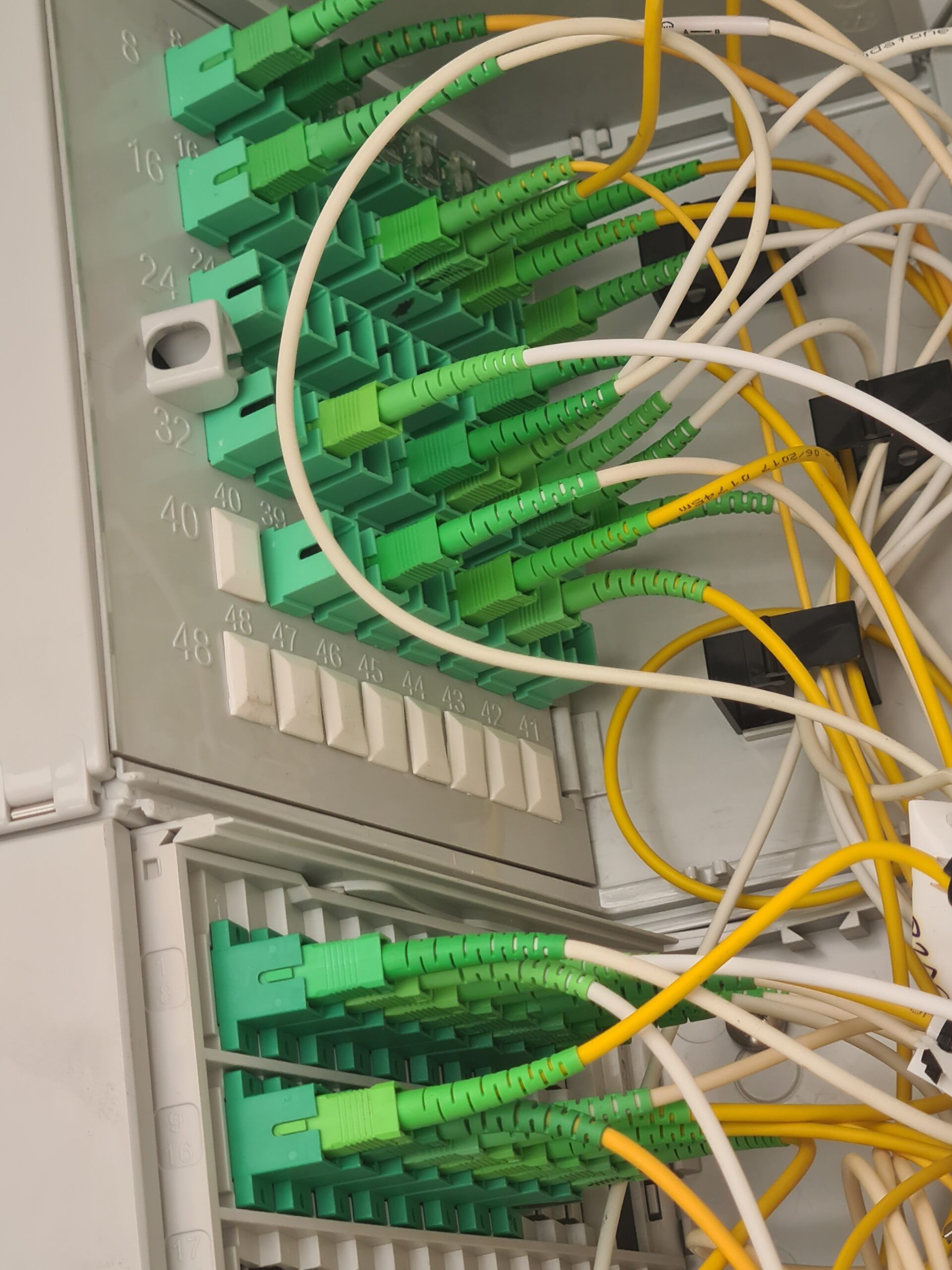 foto módulo de conexiones para acometida de fibra óptica